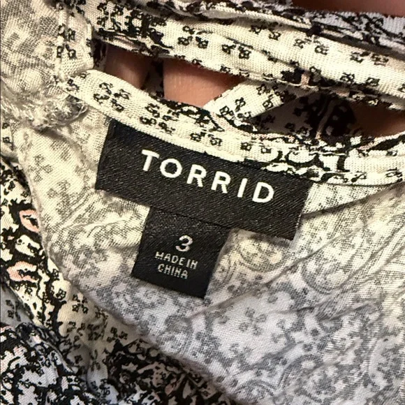 ⬇️Torrid Soft Pink and White Mandala Print Challis Dress - Picture 4 of 5